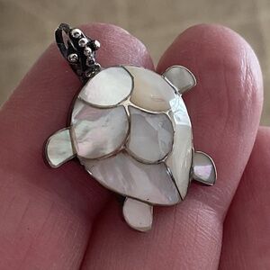 NWOT STERLING SILVER 925 Mother Of Pearl Inlay Turtle Pendant